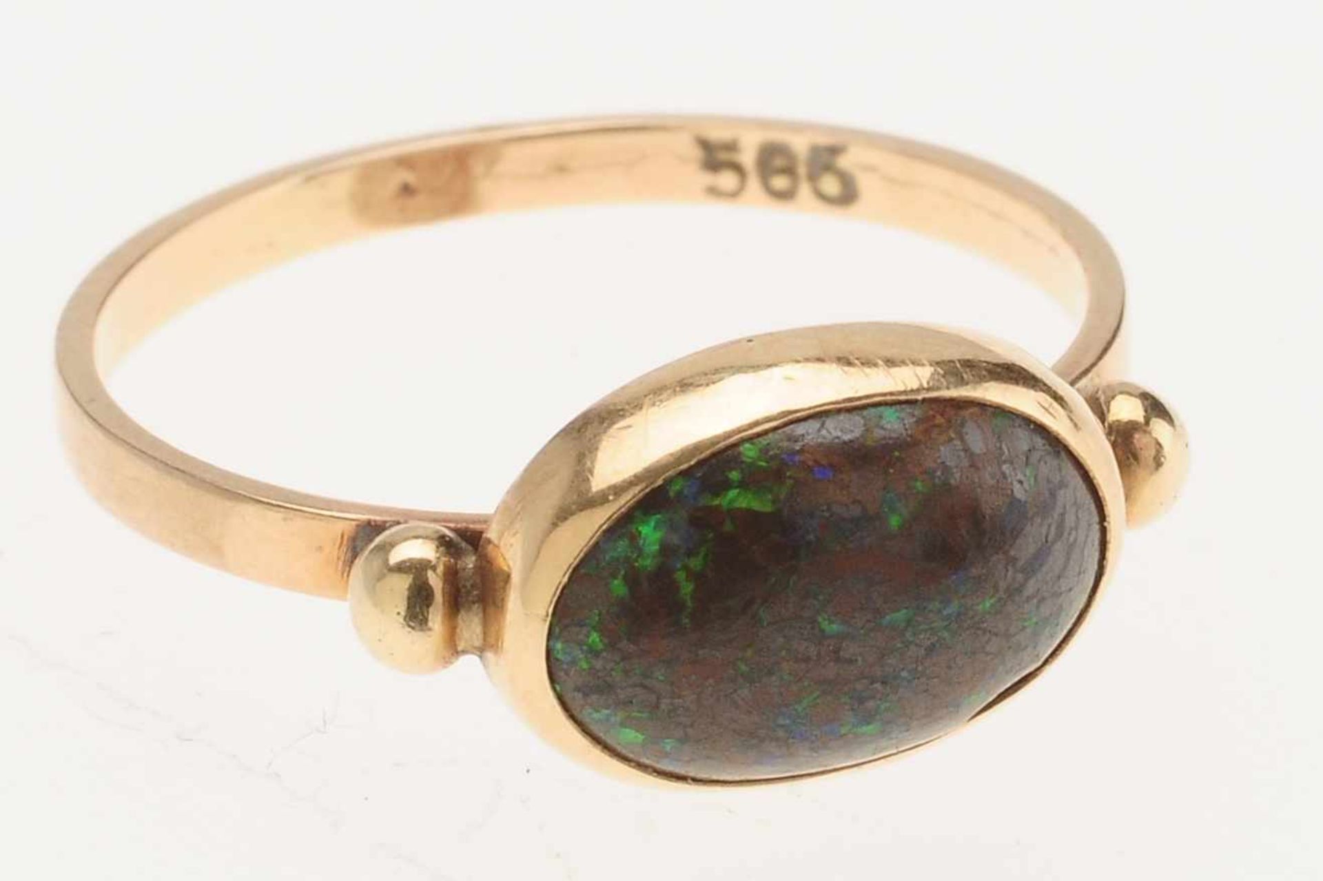 Opalring 585er GG. Schmale Ringschiene. Schaus. querovaler Opal (L. 1 cm) in glatter Zarge. Gest.