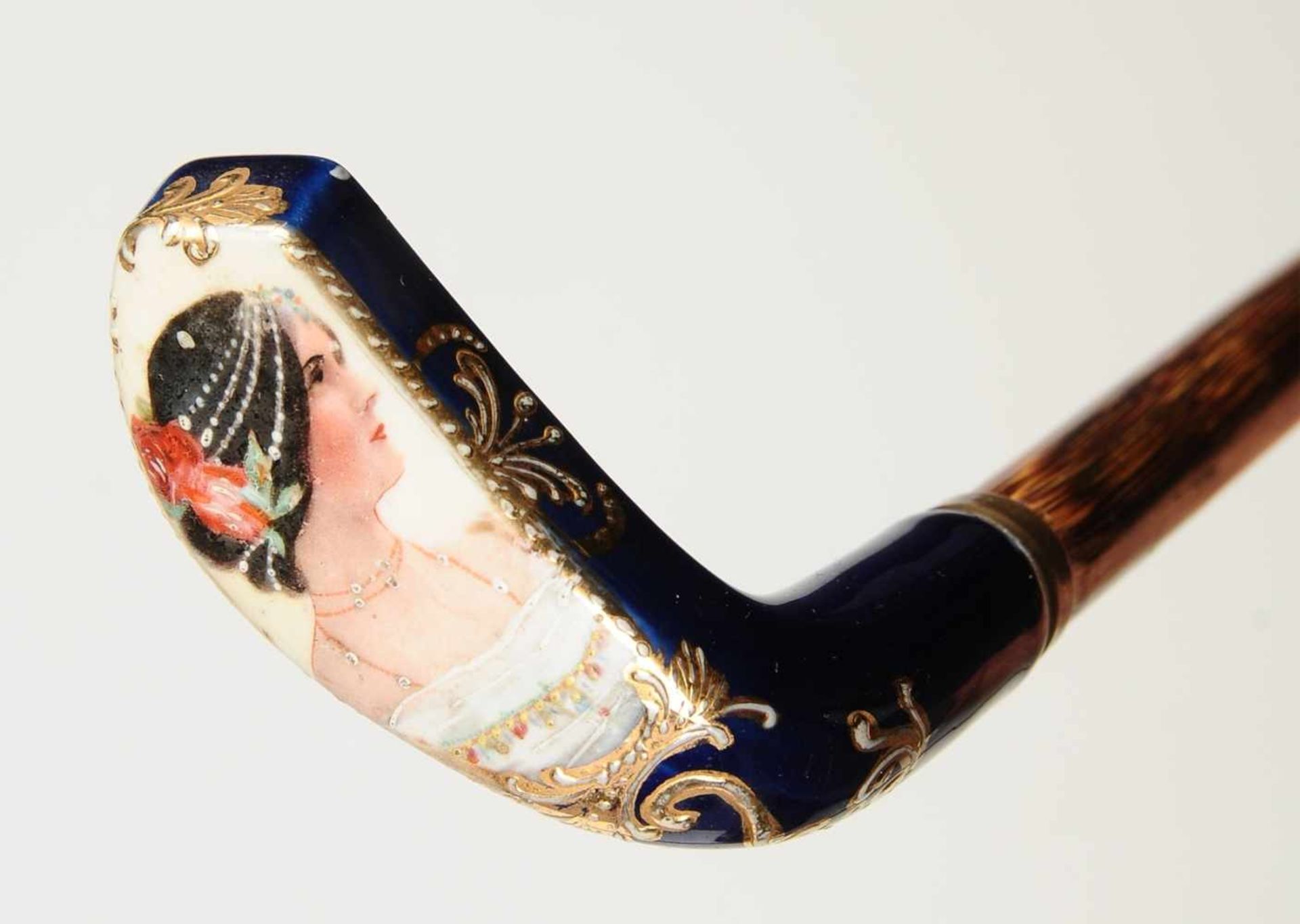 Flanierstock Griff aus Porzellan mit Profilbildnis einer dunkelhaarigen Dame, eingefasst in goldenes