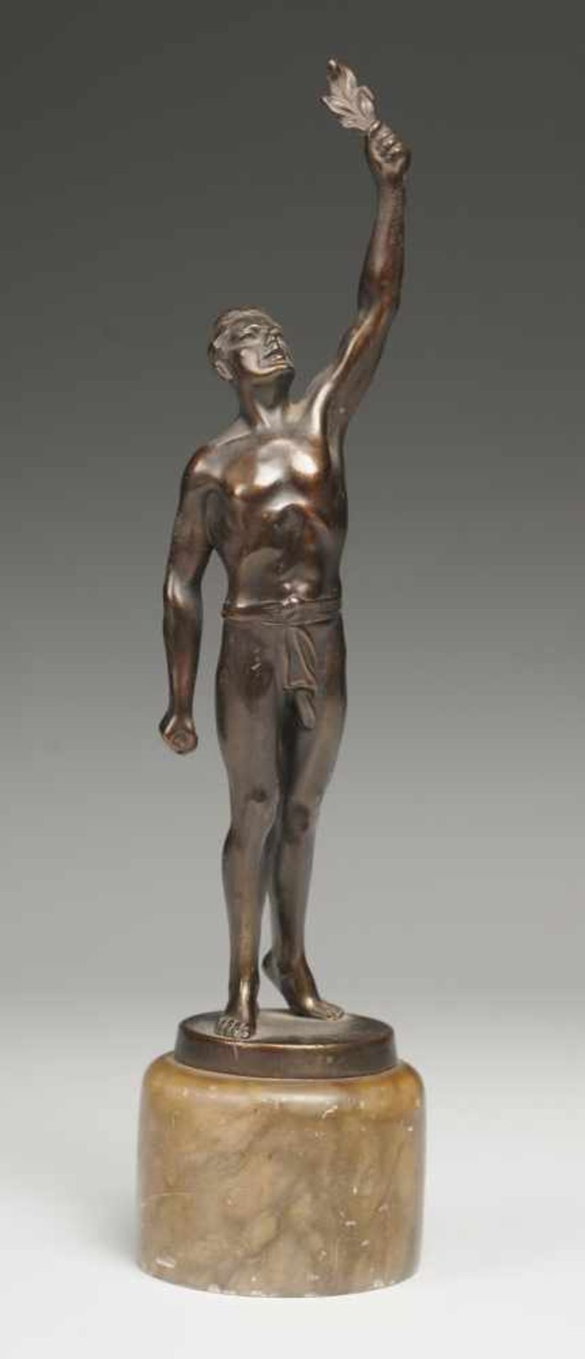 Fackelträger Bronze, patiniert. Auf rundem Sockel Figur eines Jünglings, den linken Arm mit einer