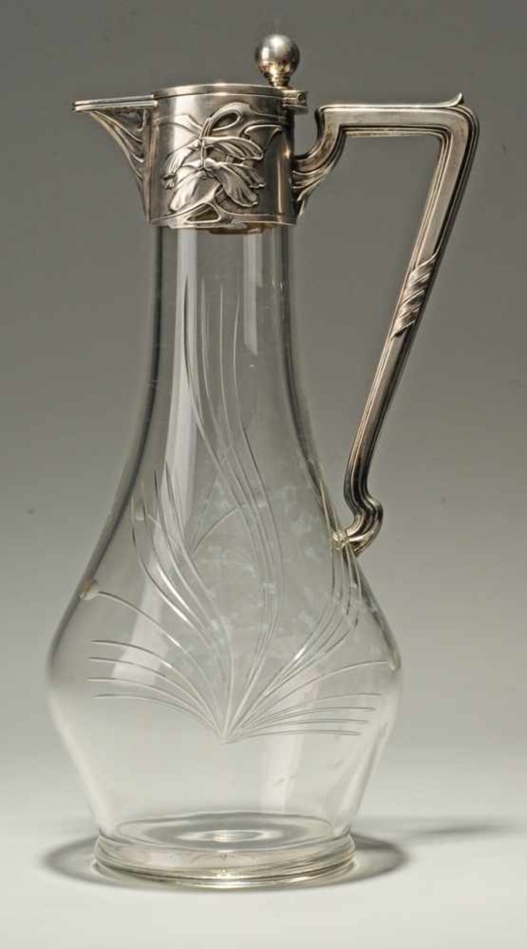 Jugendstil-Karaffe Farbloses Glas. Formgeblasen. Linearer Schliffdekor u. Bodenstern.