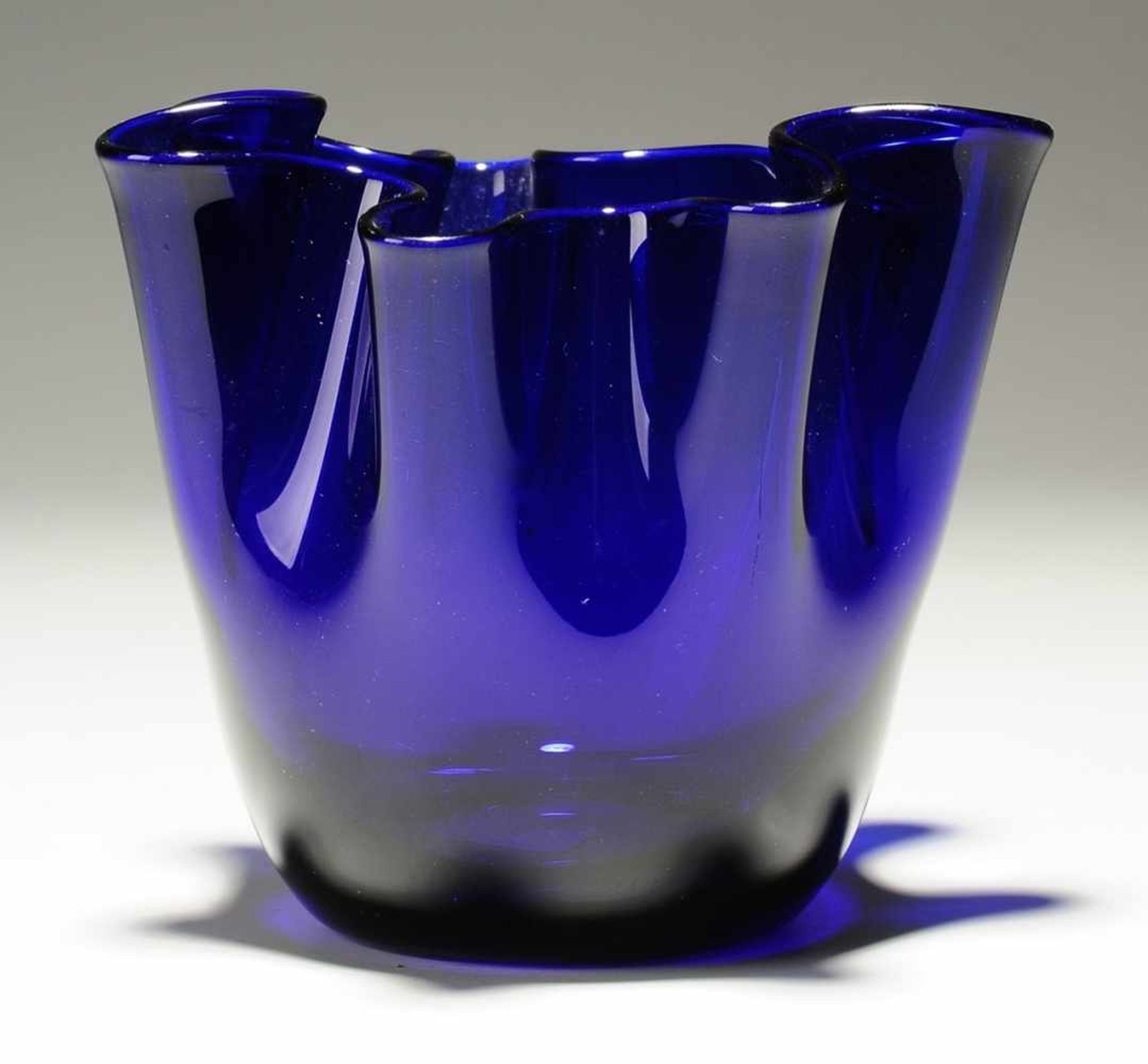 Taschentuchvase Kobaltblaues Glas. Formgeblasen u. frei geformt. Gemuldete Form mit 7-fach