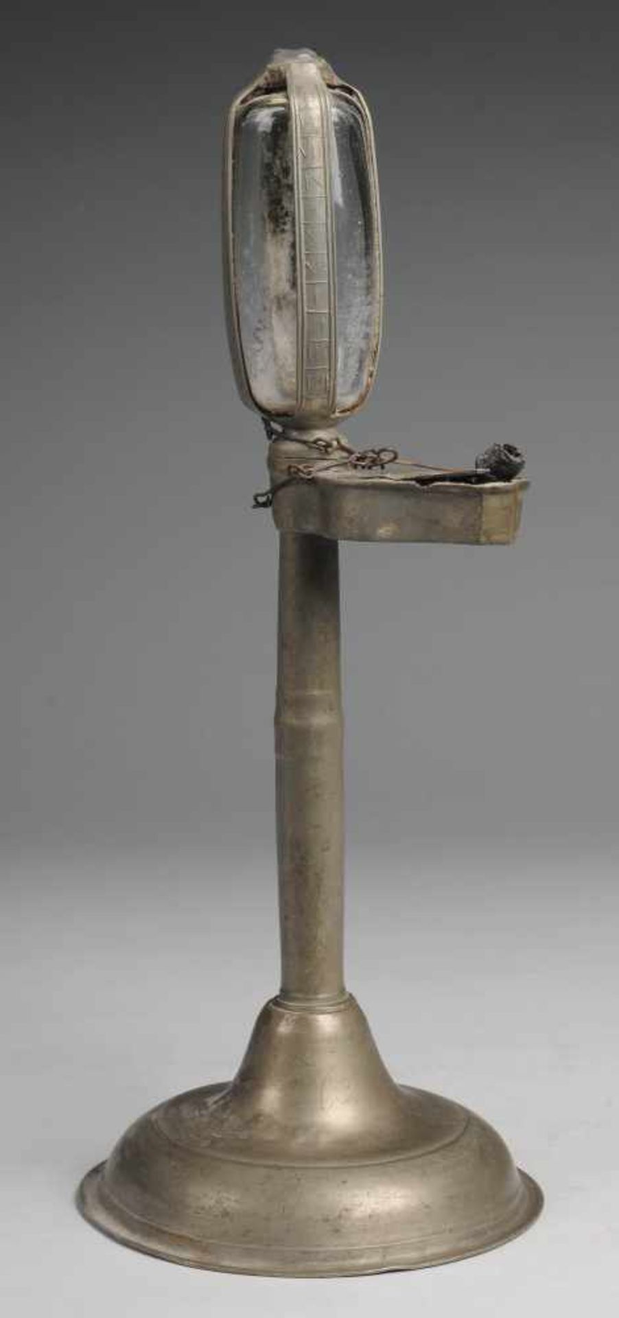 Drei Öllampen Zinn. Teller- bzw. ansteigender Fuß, schlanker Schaft, Öltank, 2 x mit Stundenglas - Bild 2 aus 4