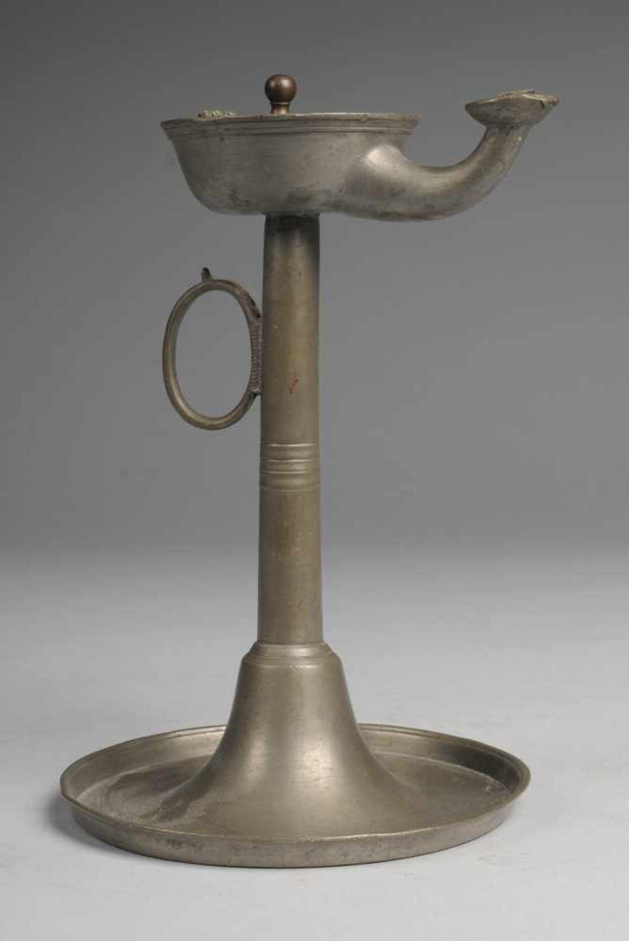 Drei Öllampen Zinn. Teller- bzw. ansteigender Fuß, schlanker Schaft, Öltank, 2 x mit Stundenglas - Bild 4 aus 4