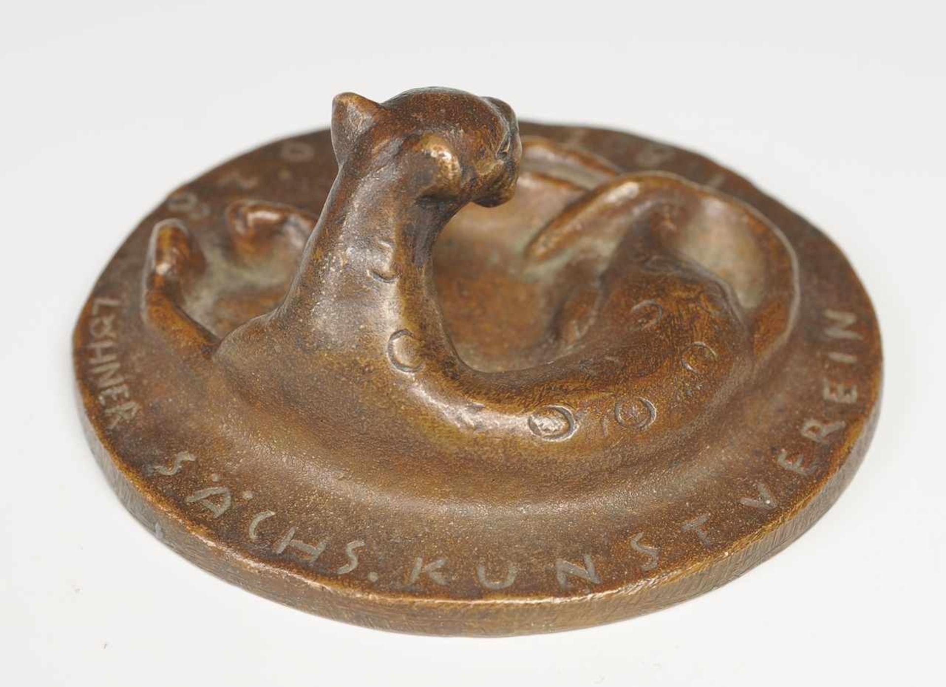 Löhner, Rudolf (1890 Zuckmantel - 1971 Dresden) Bronze, patiniert. Auf runder Plinthe liegender - Bild 2 aus 2
