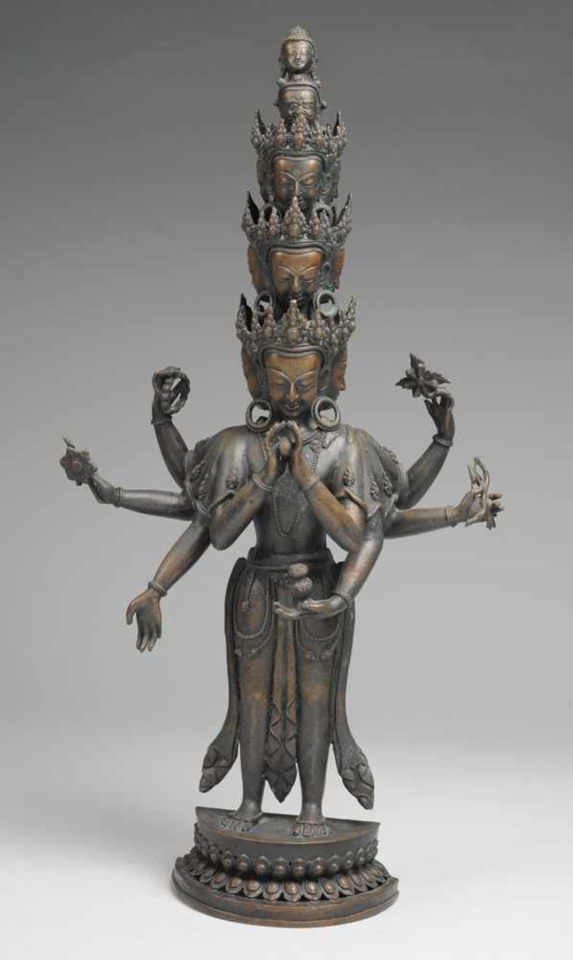 Avalokiteshvara Bronze, patiniert. Auf gestuftem halbrundem Lotussockel stehende Figur des