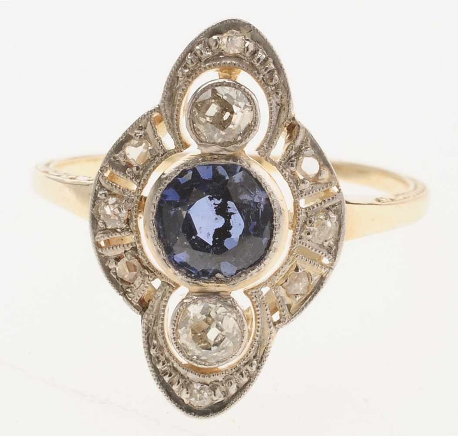 Brillant-Saphir-Ring 585er WG. Flache Ringschiene. Ringkopf mit mittigem, lanzettförmigem Saphir