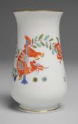 Vase "Chinesischer Drache und Storch" Weiß, glasiert. Tiefgedrückt bauchige Form. Polychrome, golden