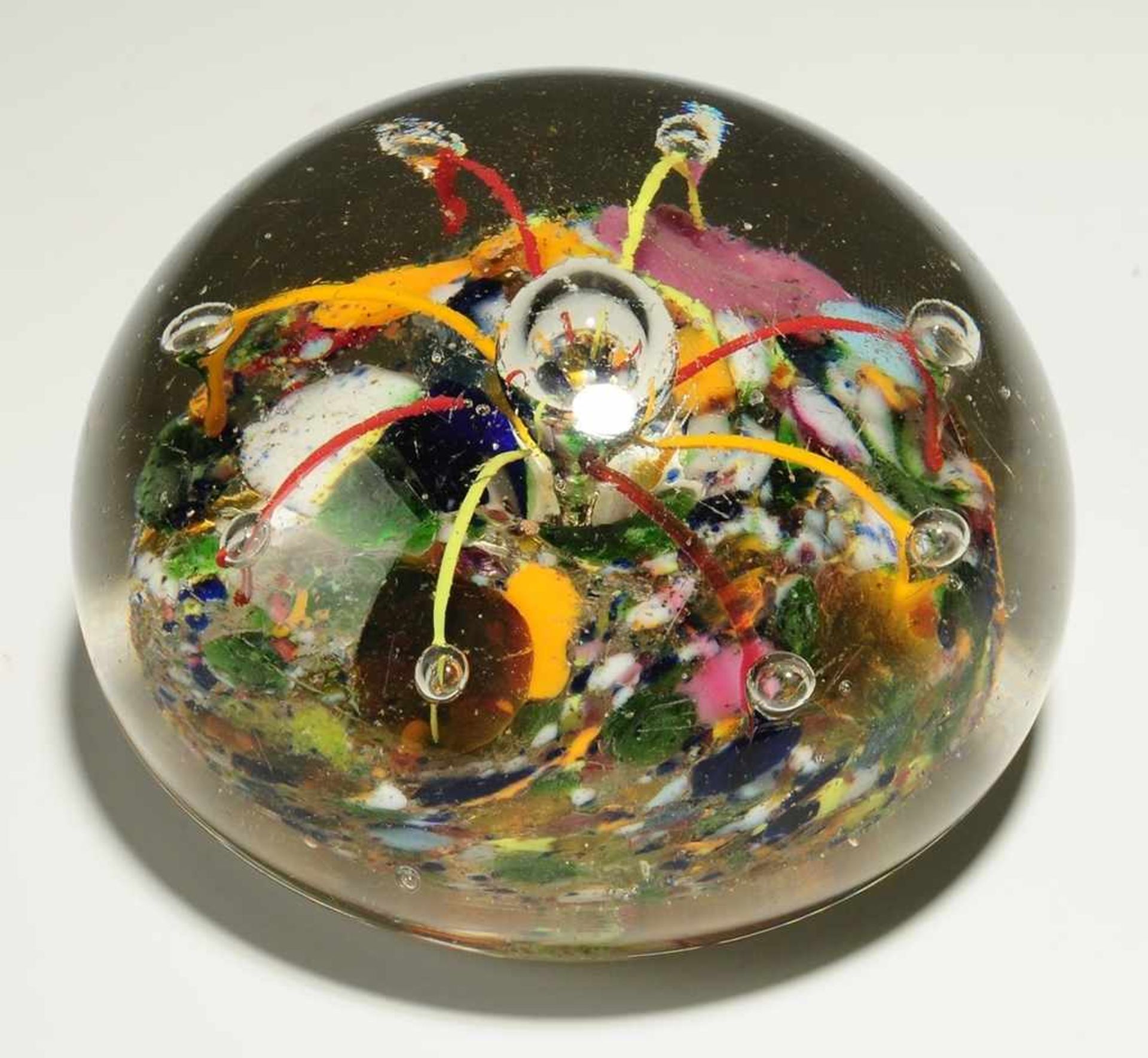 Paperweight Farbloses Glas. Polychromes Murrinepolster, 9 hochgestochene Luftblasen mit