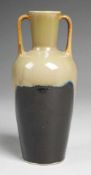 Jugendstil-Vase Sandfarbener Scherben. Gestreckt ovoide Form mit konisch ausgezogener Mündung und