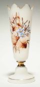 Vase Opalweißes Glas, mattierte Oberfläche. Formgeblasen. Ansteigender Stand u. blütenförmiger