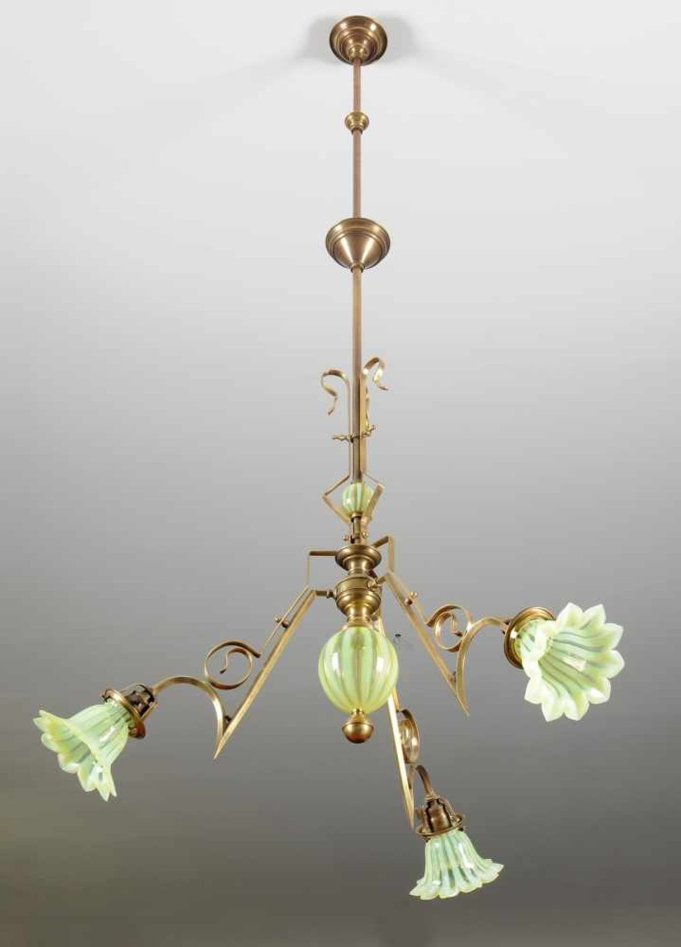 Jugendstil-Deckenlampe 3-flg. Messing/Glas. Gestrecktes Gestänge mit abgehängtem Balusterschaft u. 2