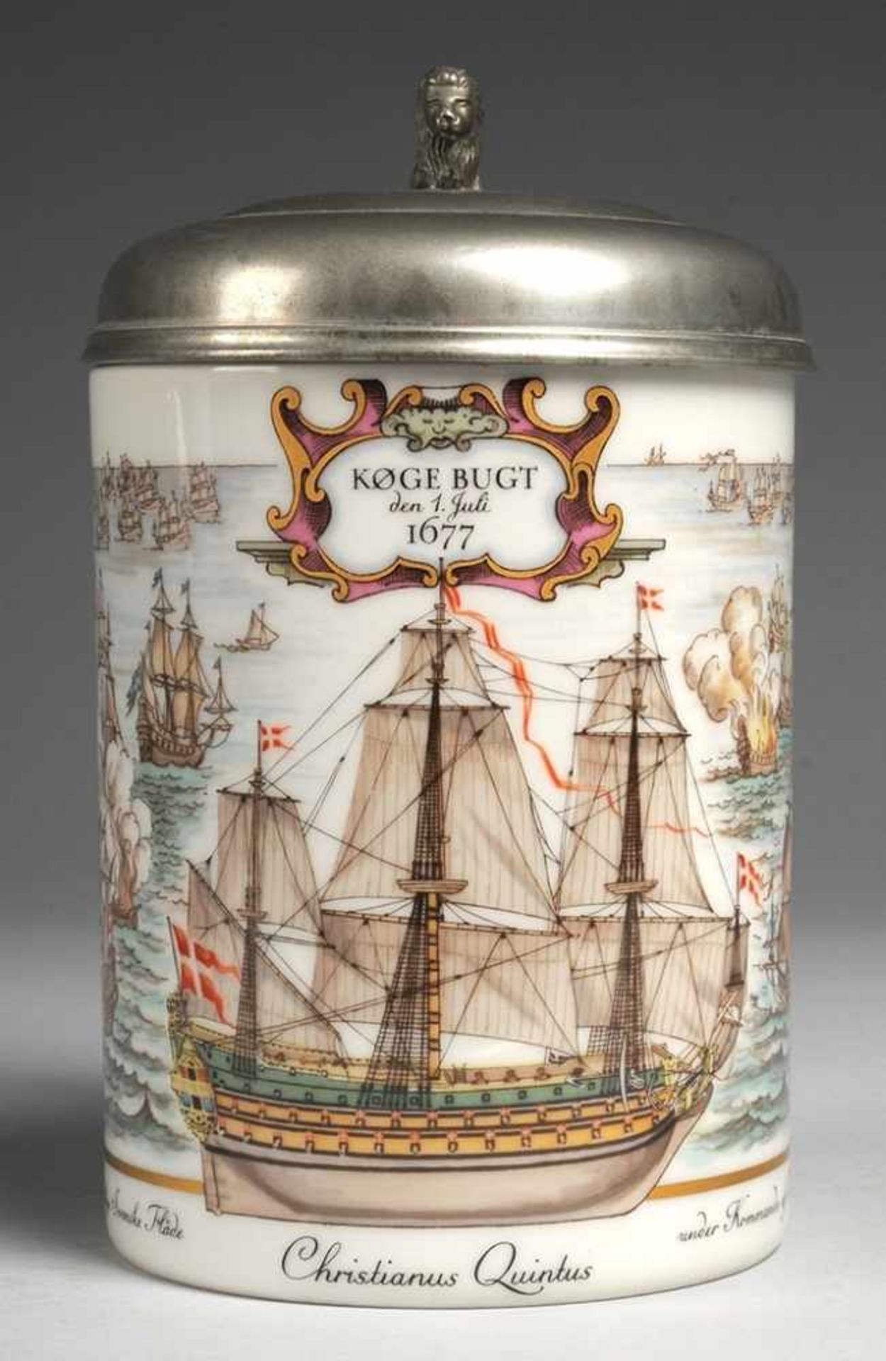 Deckelhumpen "Køge Bugt 1677" Weiß, glasiert. Zylinderförmiger Korpus. Geschweifter Henkel.