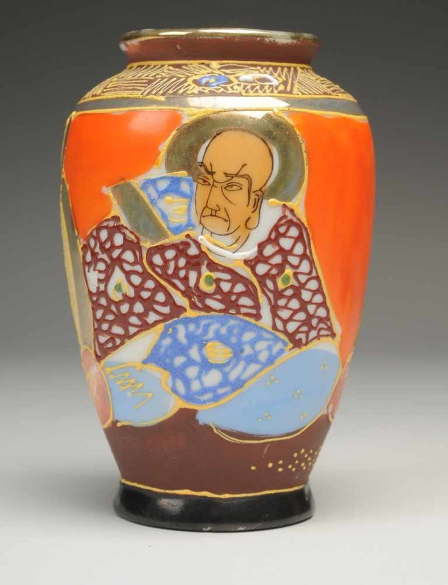 Vase Porzellan. Ovoider Korpus. In polychromer Schmelzfarbenbemalung l. reliefierte figürliche - Bild 2 aus 4