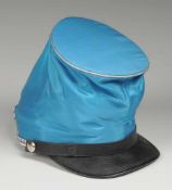 Kappe Hohe Kappe mit blauem Seidenstoff bezogen. Schirm aus Leder mit Riemen. Hinten aufgenähte