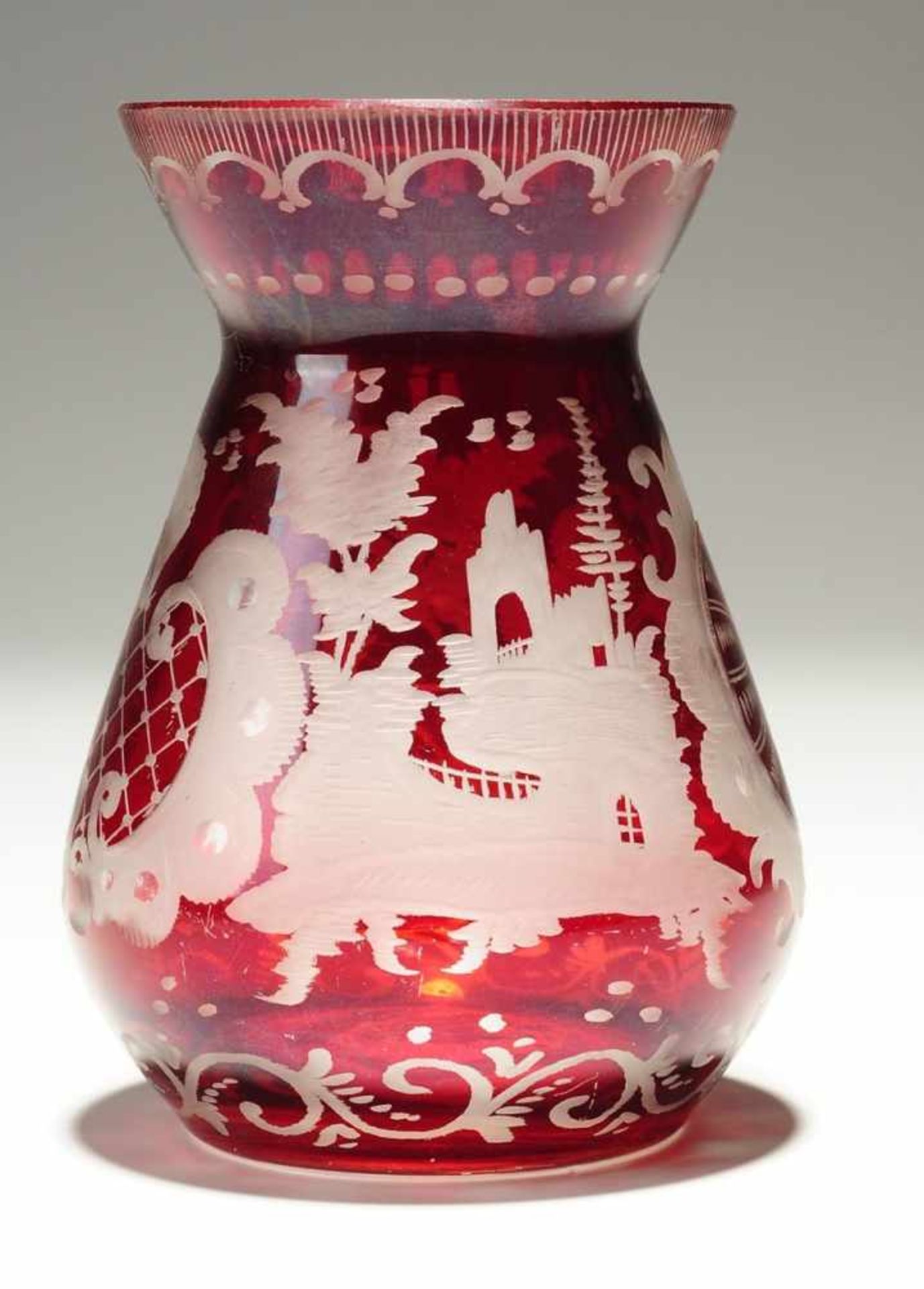 Kleine Vase Farbloses Glas, rot gebeizt. Formgeblasen. Bauchiger Korpus mit konischer Mündung. - Bild 2 aus 2