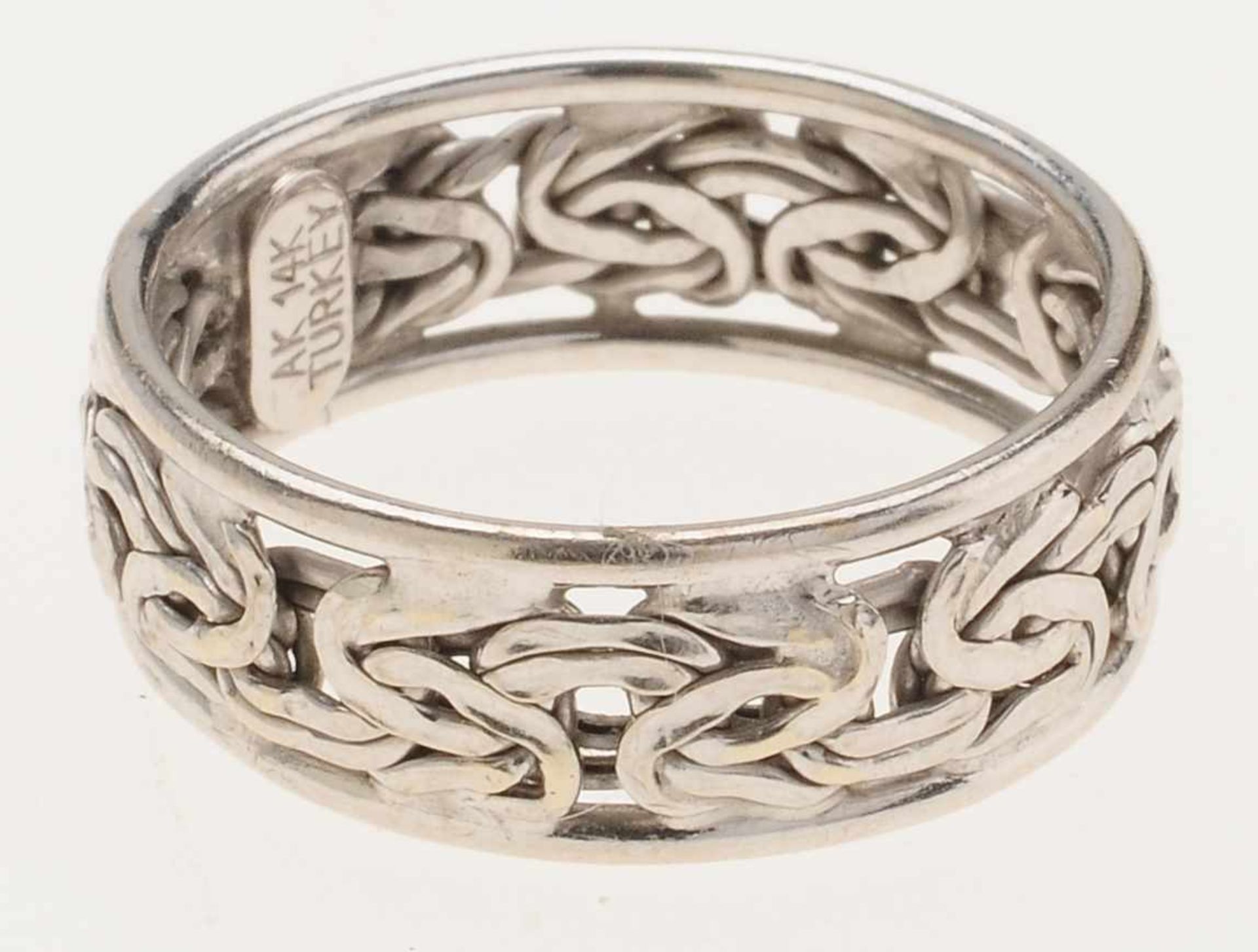 Freundschaftsring 14 K WG. Breite, durchbrochen gearbeitete Ringschiene mit Flechtbandmotiven.