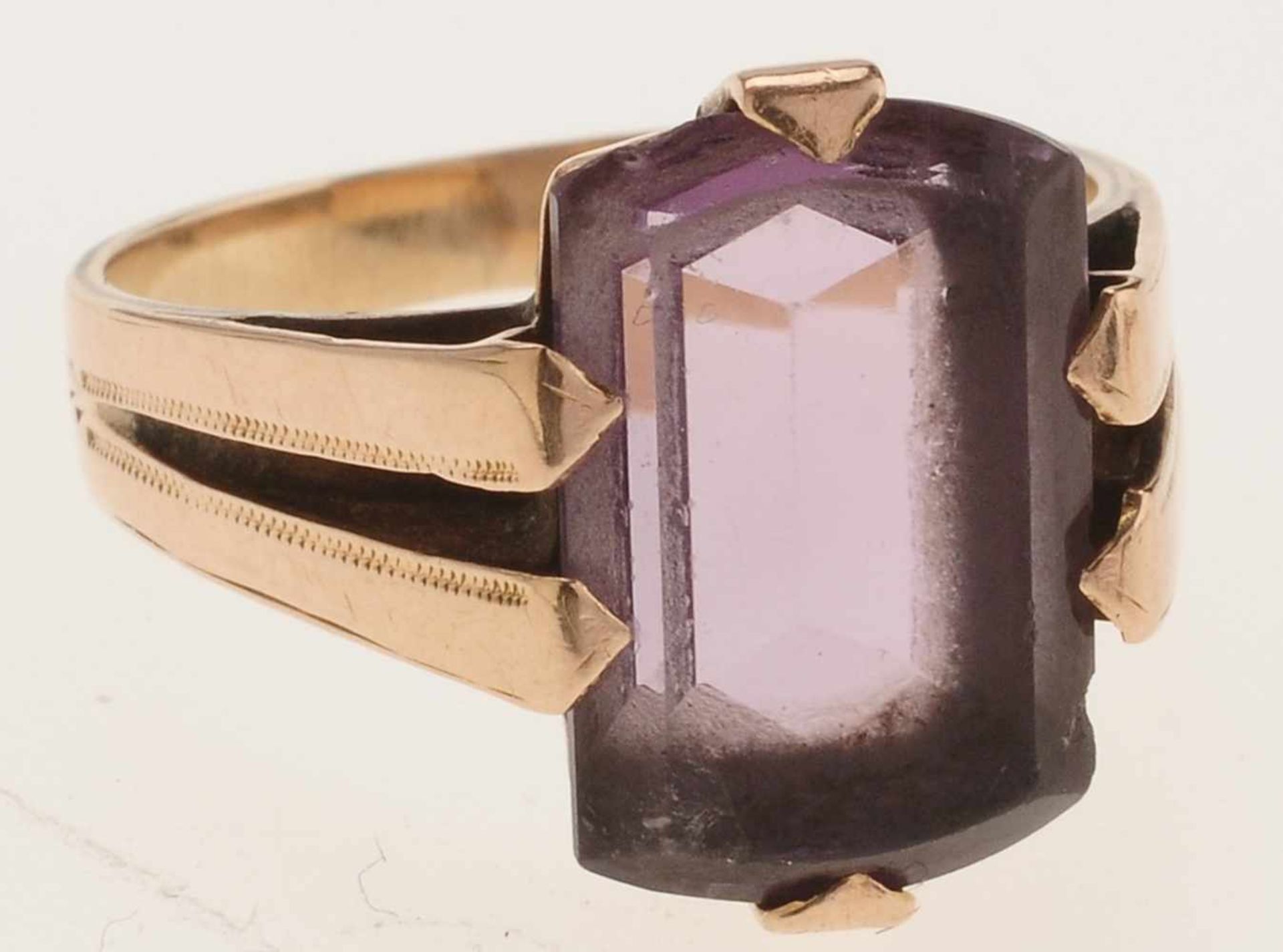 Amethyst-Ring 585er RG. Flache, an der Schulter 2-geteilte Ringschiene. Schaus. hochrechteckiger,