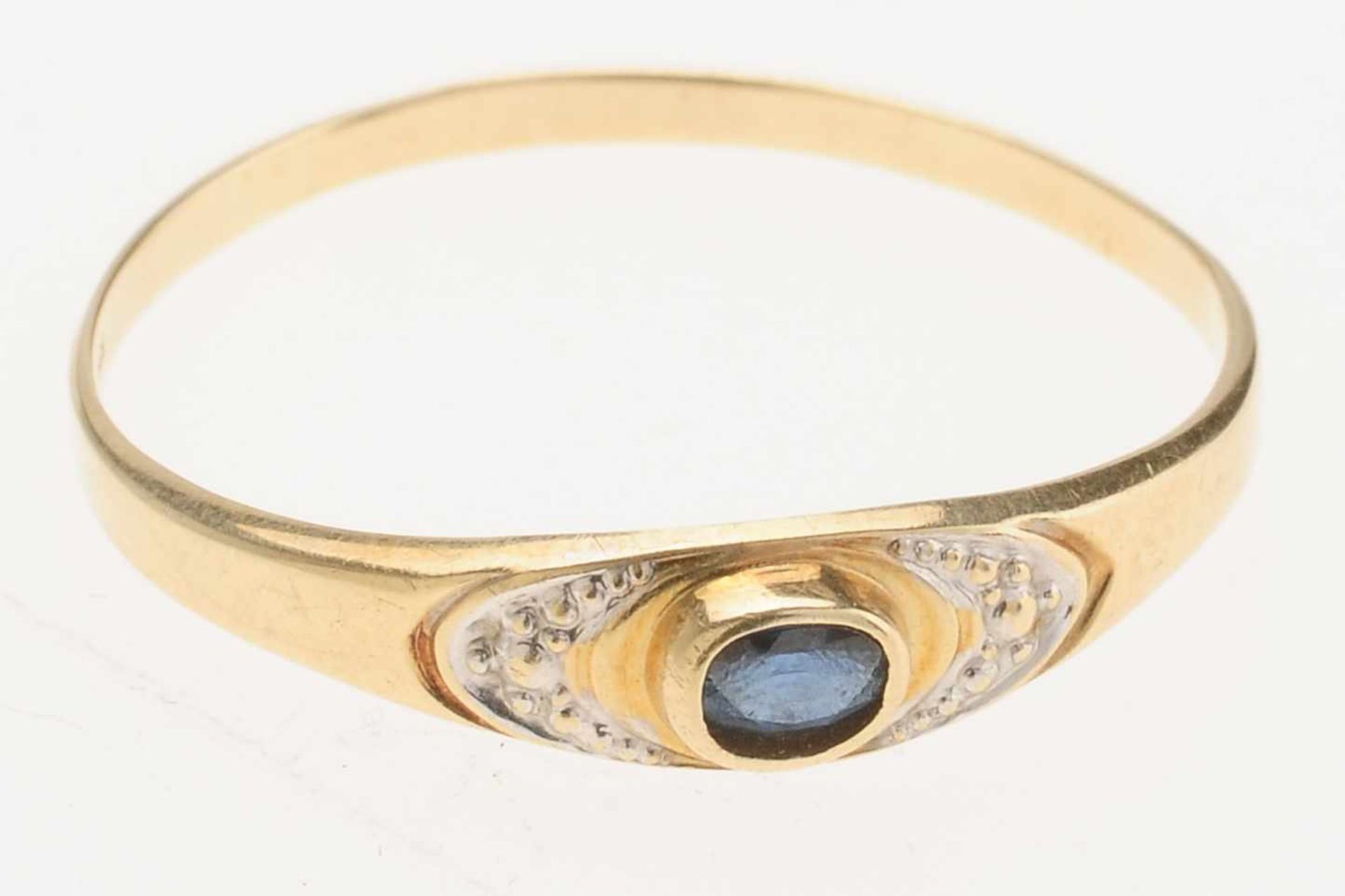 Ring mit blauem Stein 585er GG/WG. Schmale Ringschiene. Schaus. in glatter Zarge querovaler,