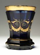 Biedermeier-Ranftbecher Blaues Glas. Formgeblasen. Auf gestuftem, polygonalem Sockel facettierter