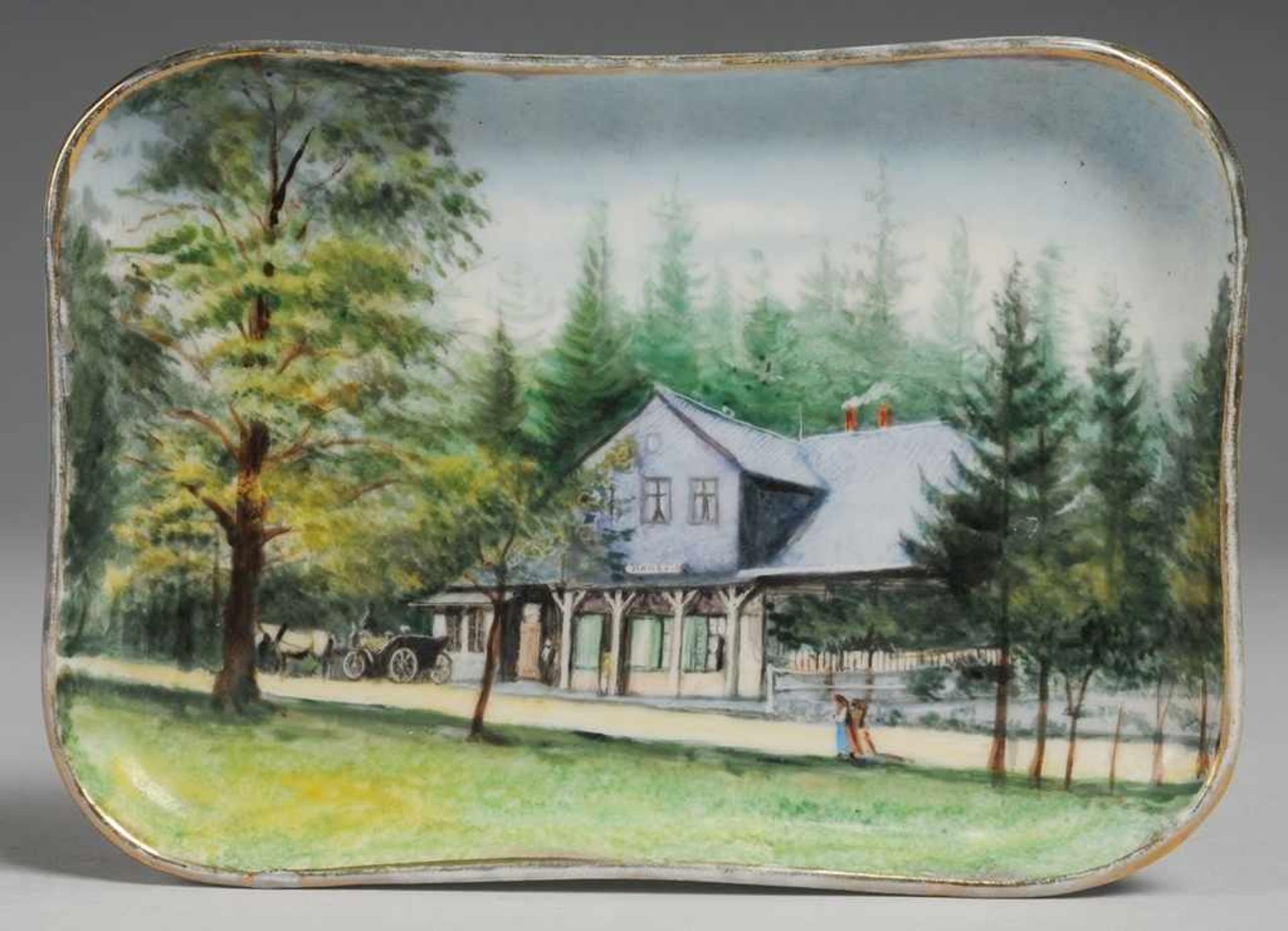 Kleines Tablett Weiß, glasiert. Rechteckige, gemuldete Form. In polychromer Bemalung Gasthaus in