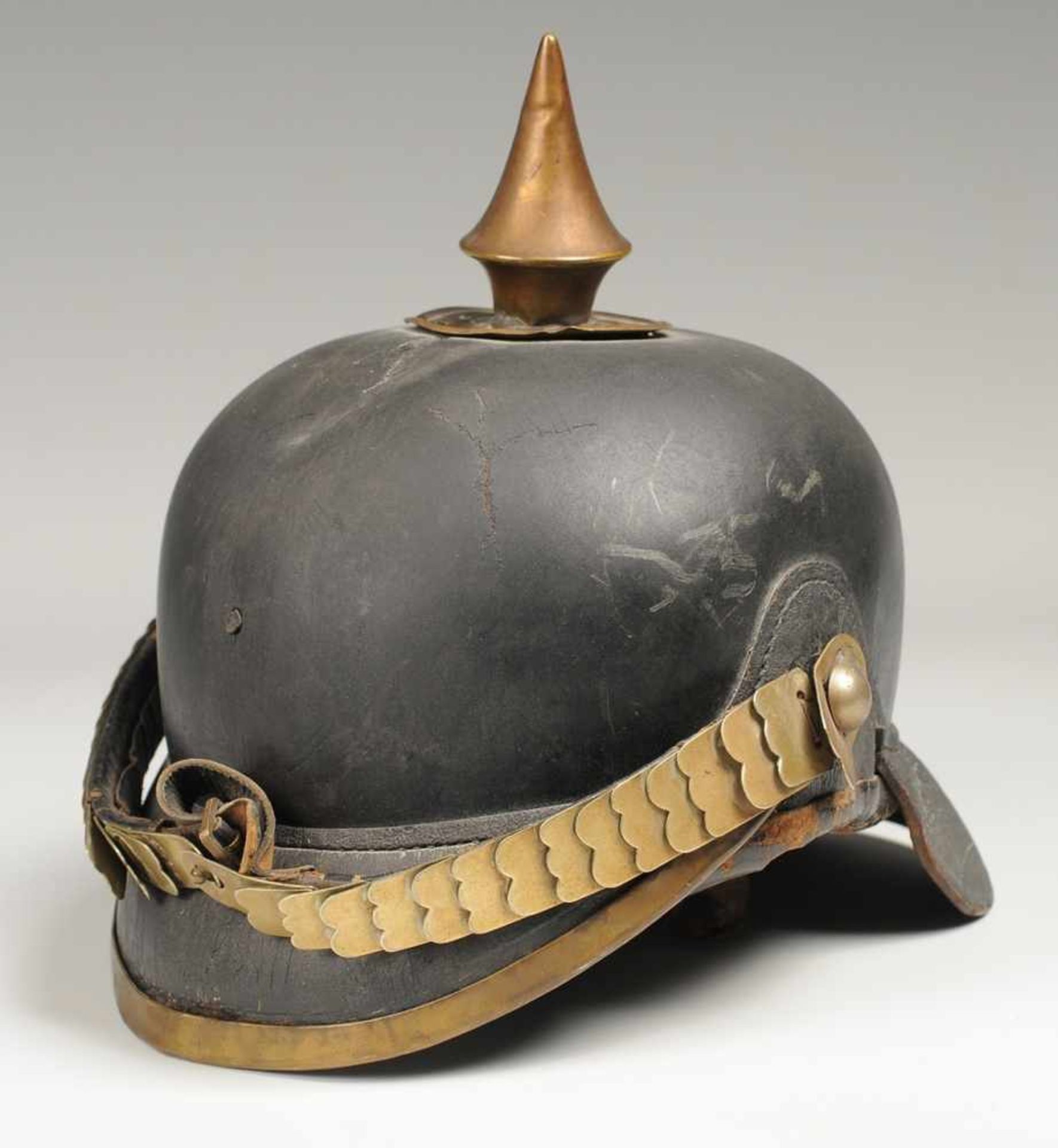 Pickelhaube Lederne Helmglocke mit Nackenschutz u. nicht abnehmbarer Spitze. Lederriemen mit