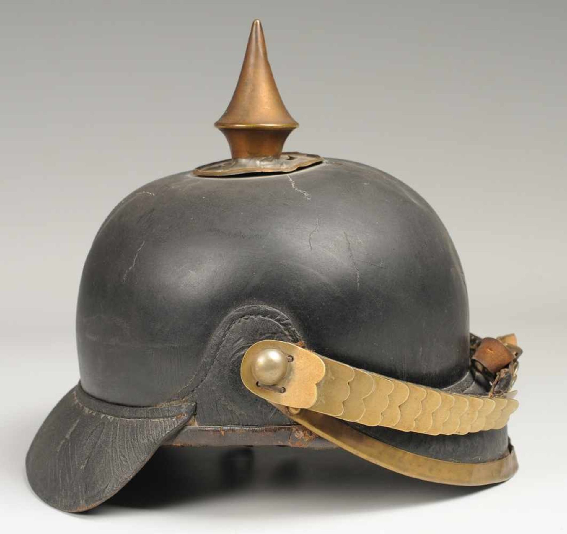 Pickelhaube Lederne Helmglocke mit Nackenschutz u. nicht abnehmbarer Spitze. Lederriemen mit - Bild 2 aus 5