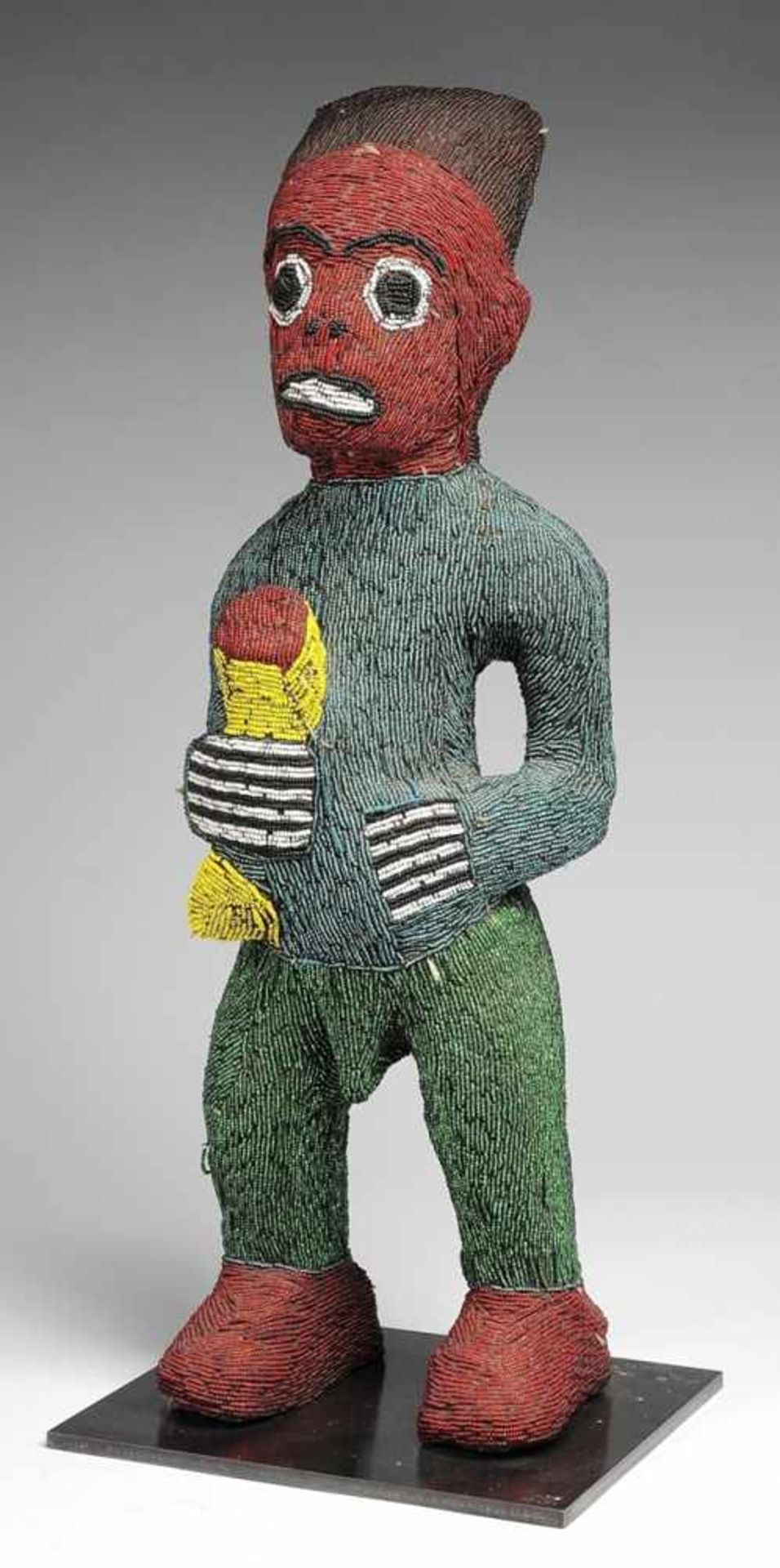 Männliche Figur Auf quadratischer Plinthe abstrakte Darstellung eines stehenden Mannes. Oberfläche
