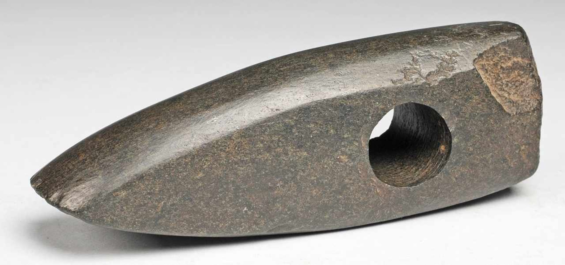 Steinbeil Serpentin. Keilförmig mit Bohrung (D. ca. 2,5 cm). L. 17 cm. (53) Prähistorisch.
