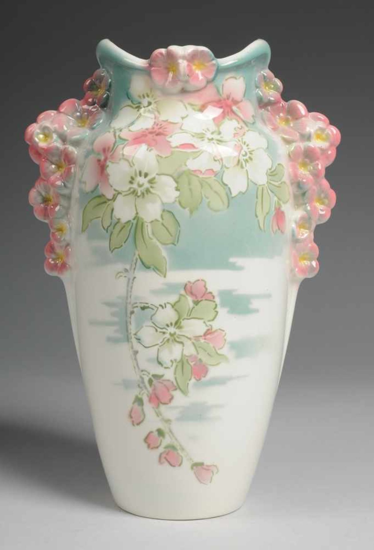 Jugendstil-Vase Steingut, cremefarben glasiert. Gestreckte ovoide Form mit geschweifter Mündung u.