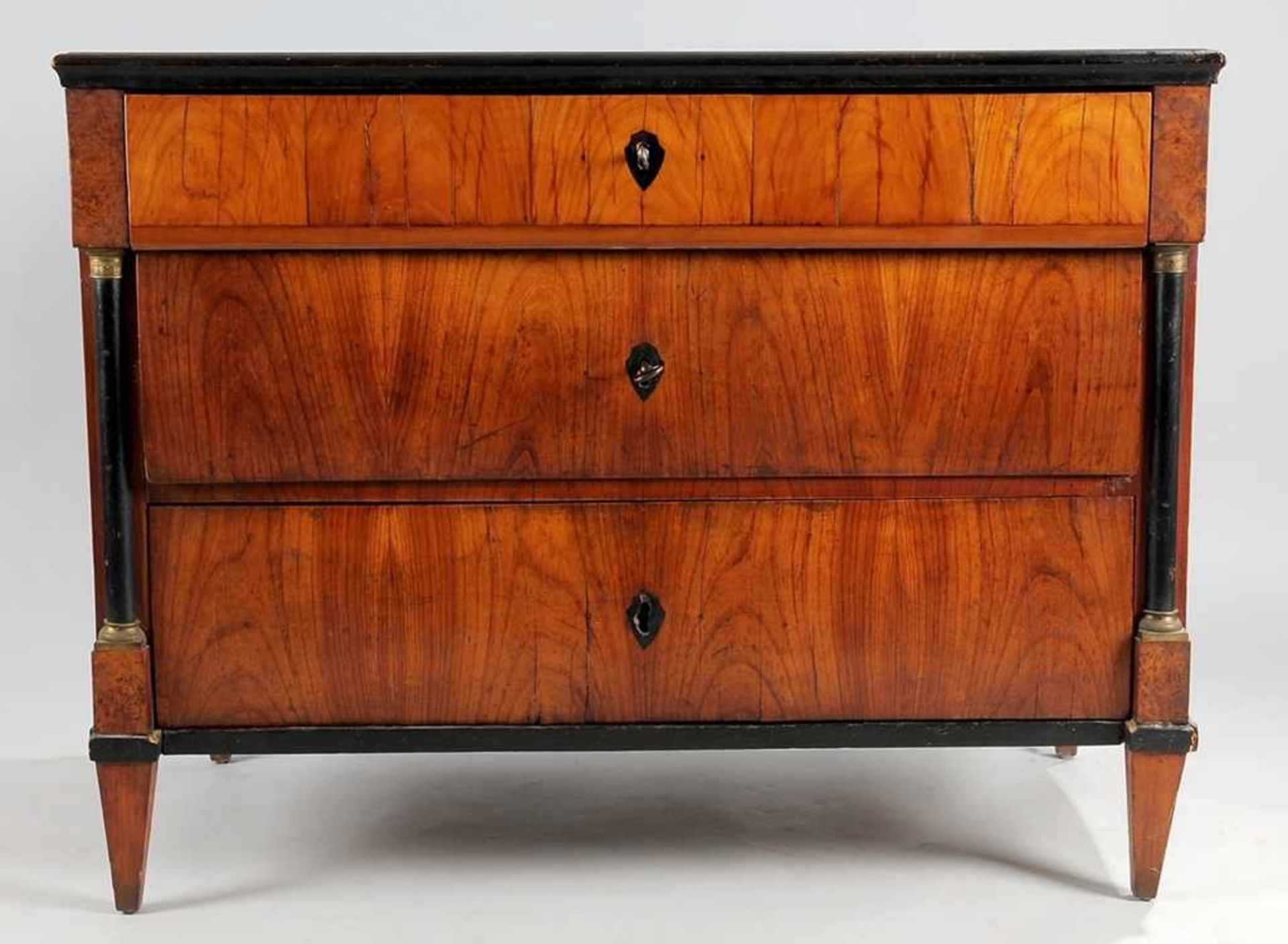 Biedermeier-Kommode Kirschbaum, auf Kiefer furniert u. part. ebonisiert. Auf konischen Vierkantfüßen - Bild 2 aus 5