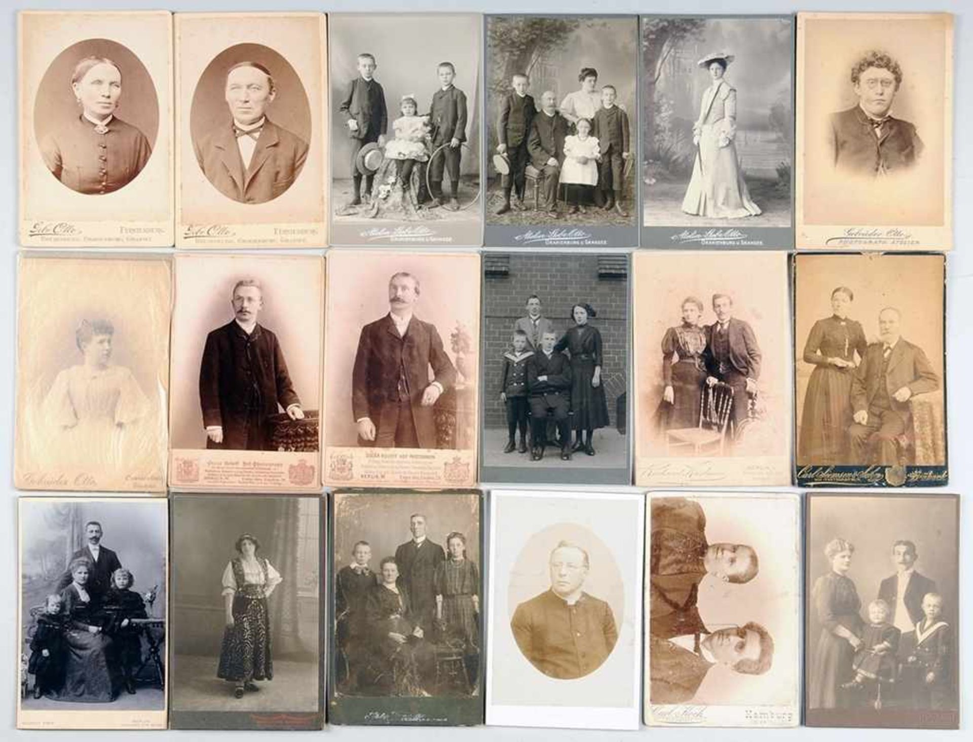 Konvolut Porträtfotografien 19 St. Hochformatige Papierabzüge, auf Karton kaschiert. Versch. S/W- u.