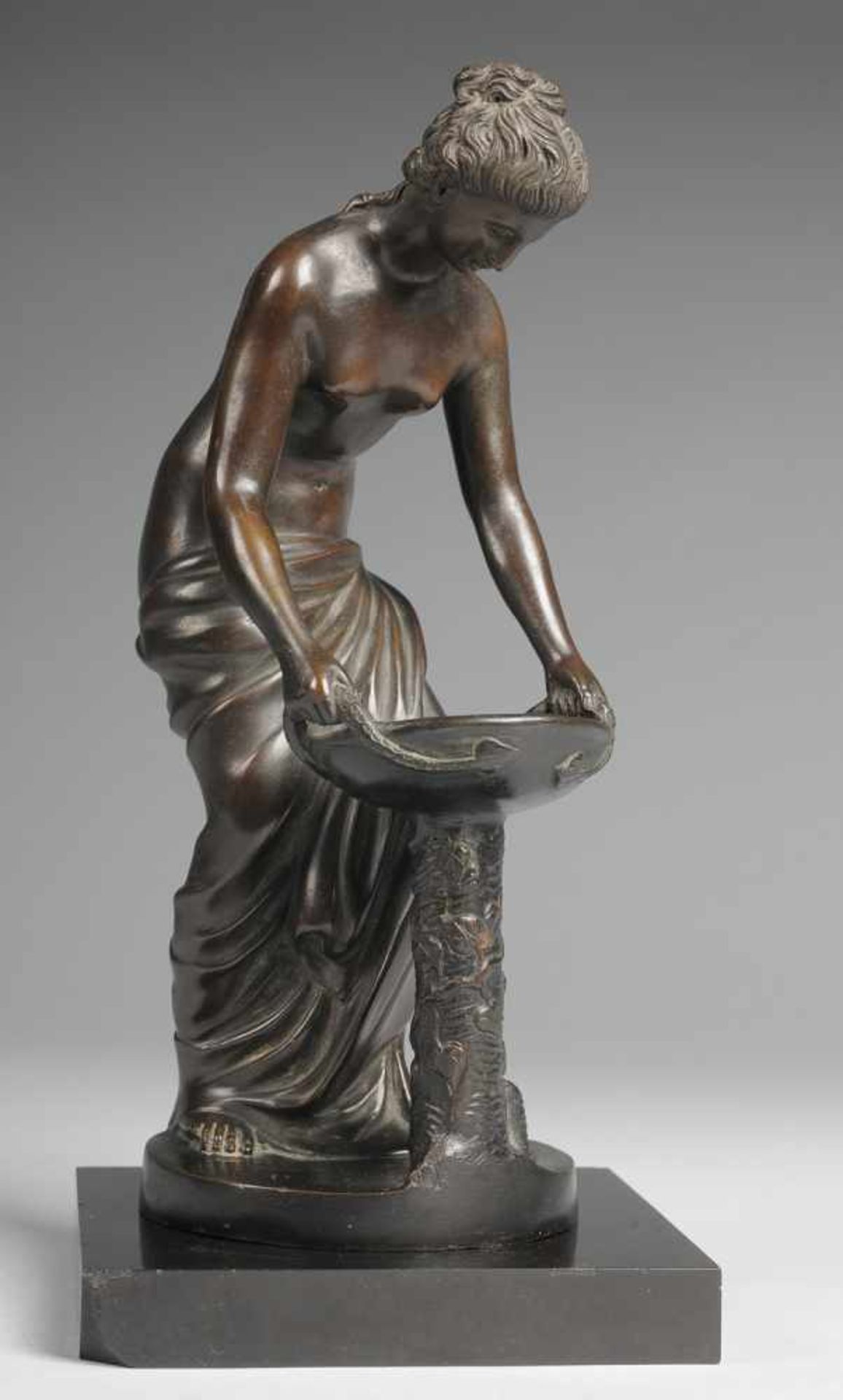 Mythologischer Halbakt Bronze, patiniert. Antikisierende Darstellung einer halbbekleideten