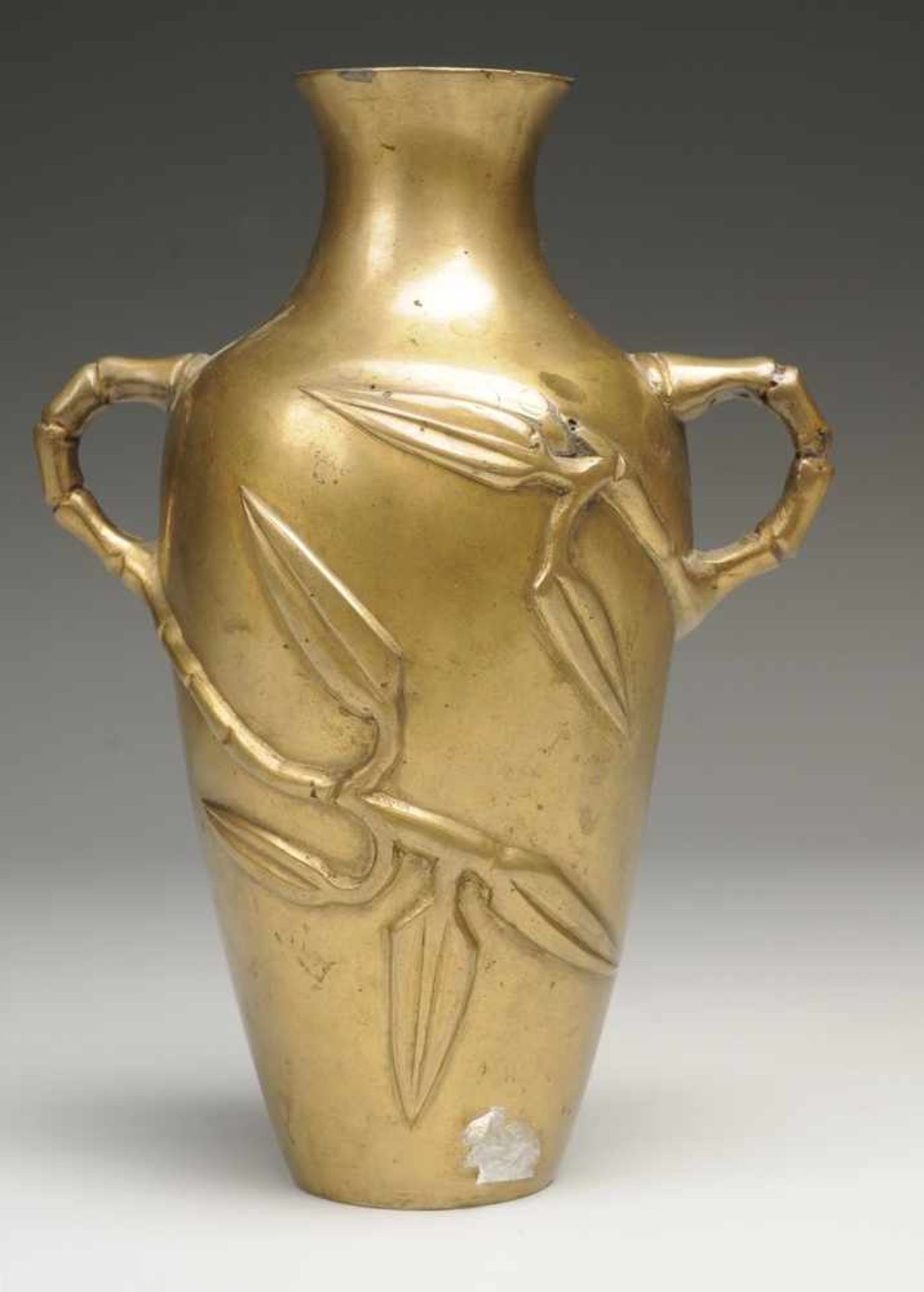Vase Messing. Ovoider Korpus mit leicht ausgezogener Mündung u. Handhaben in Form von - Bild 2 aus 2