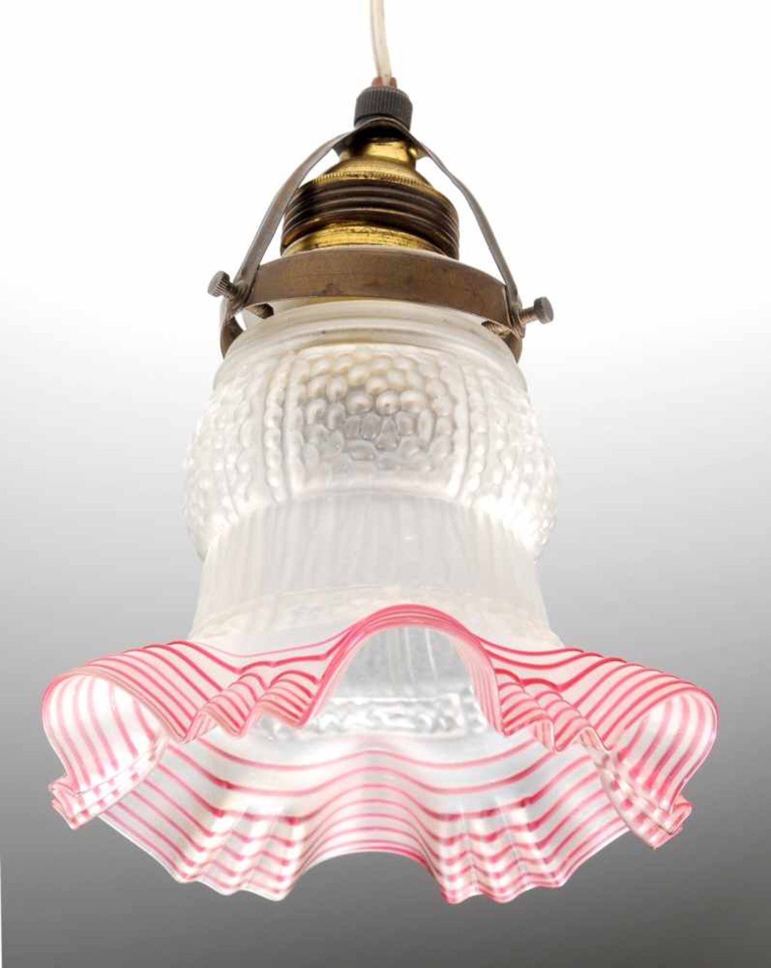Jugendstil-Lampenschirm 1-flg. Mattiertes Glas, formgeblasen. Blütenförmig. Auf dem gewellten Rand