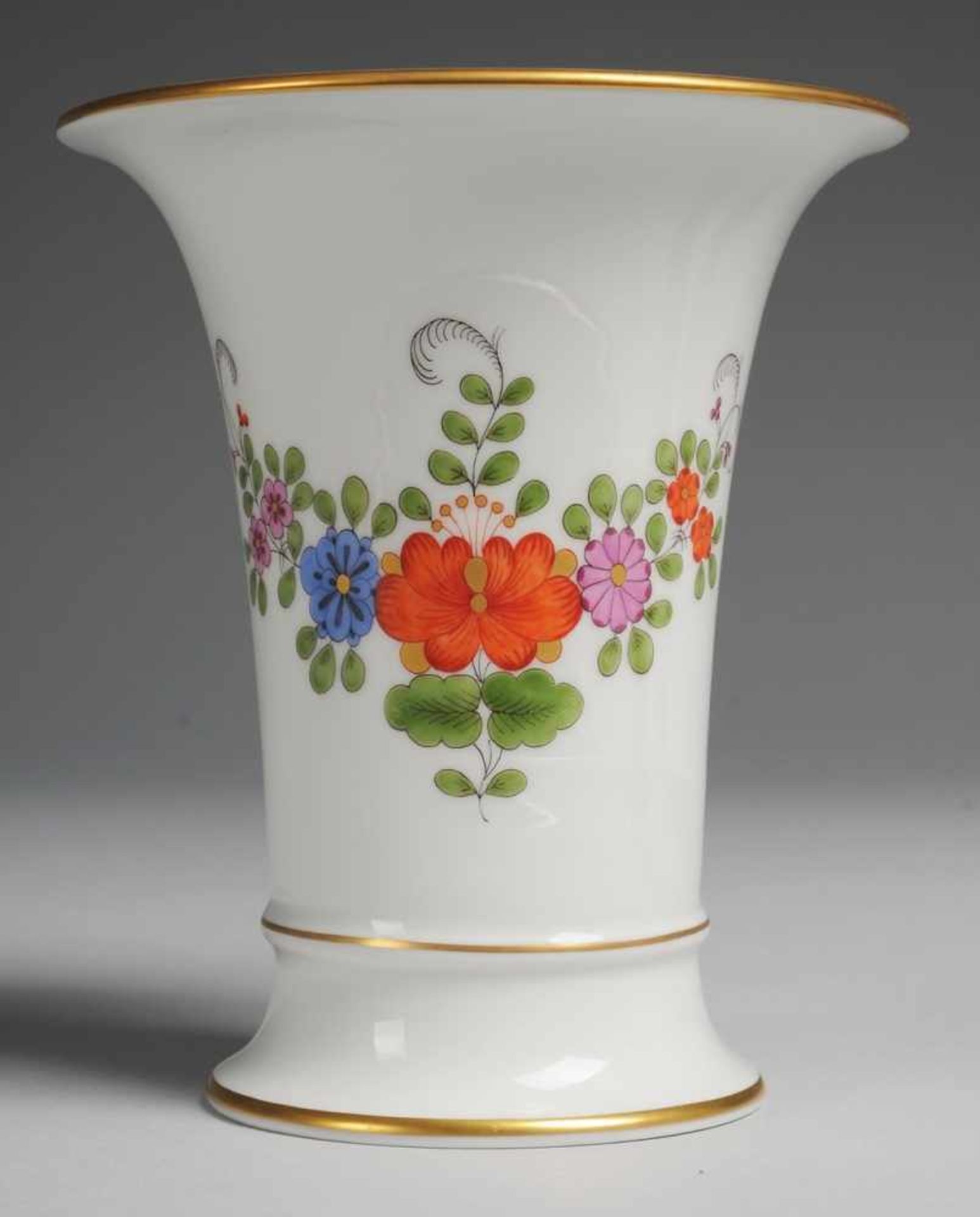 Trompetenvase "Indische Blumenmalerei" Weiß, glasiert. Polychrome, golden schattierte Bemalung.