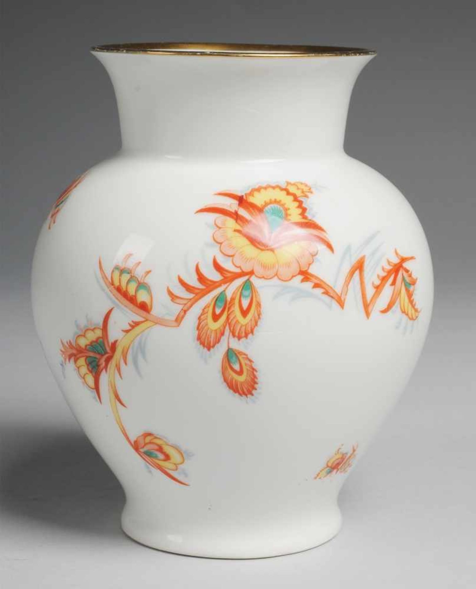 Art-Déco-Vase Weiß, glasiert. Auf l. ausgestelltem Stand ovoider Korpus mit eingezogenem Hals u.