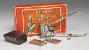 Gloria-Haarschneidemaschine Verchromt. Inklusive Ersatzfeder, Schutzhülle u. Gebrauchsanweisung.