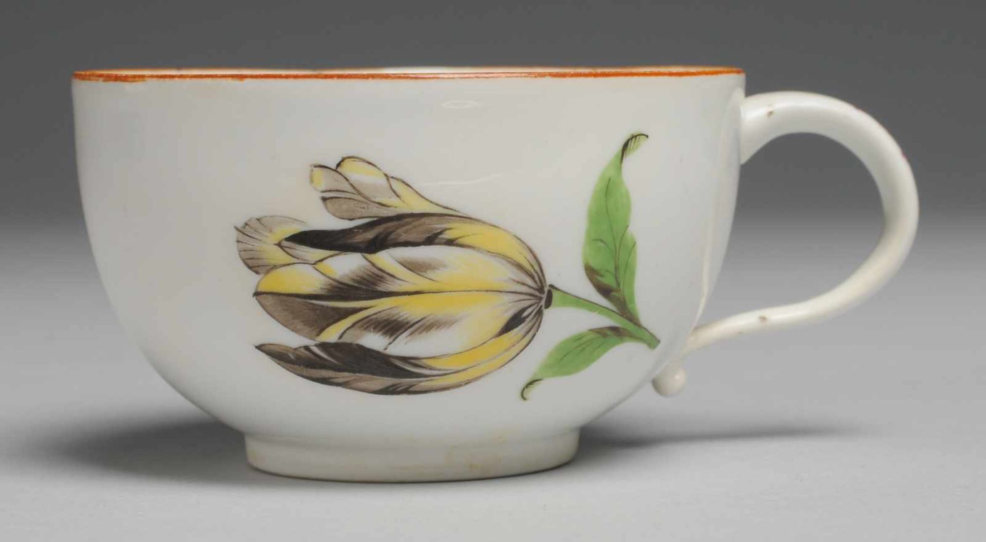 Marcolini-Tasse Weiß, glasiert. Halbkugelige Form. Polychrome Bemalung mit Tulpen u. Streublume.