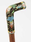 Flanierstock Cloisonné-Griff mit floralem Dekor u. Goldrand. Schuss aus dunklem Holz. St.