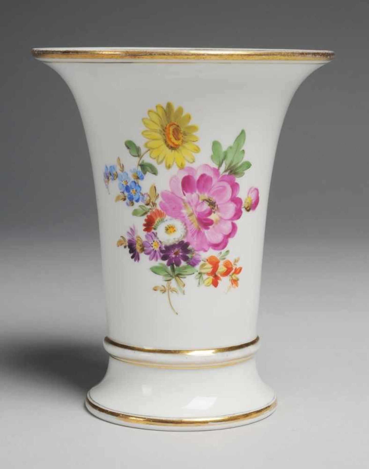 Trompetenvase "Bunte Blume" Weiß, glasiert. In polychromer Bemalung front.- u. rücks. Blumenbuketts.