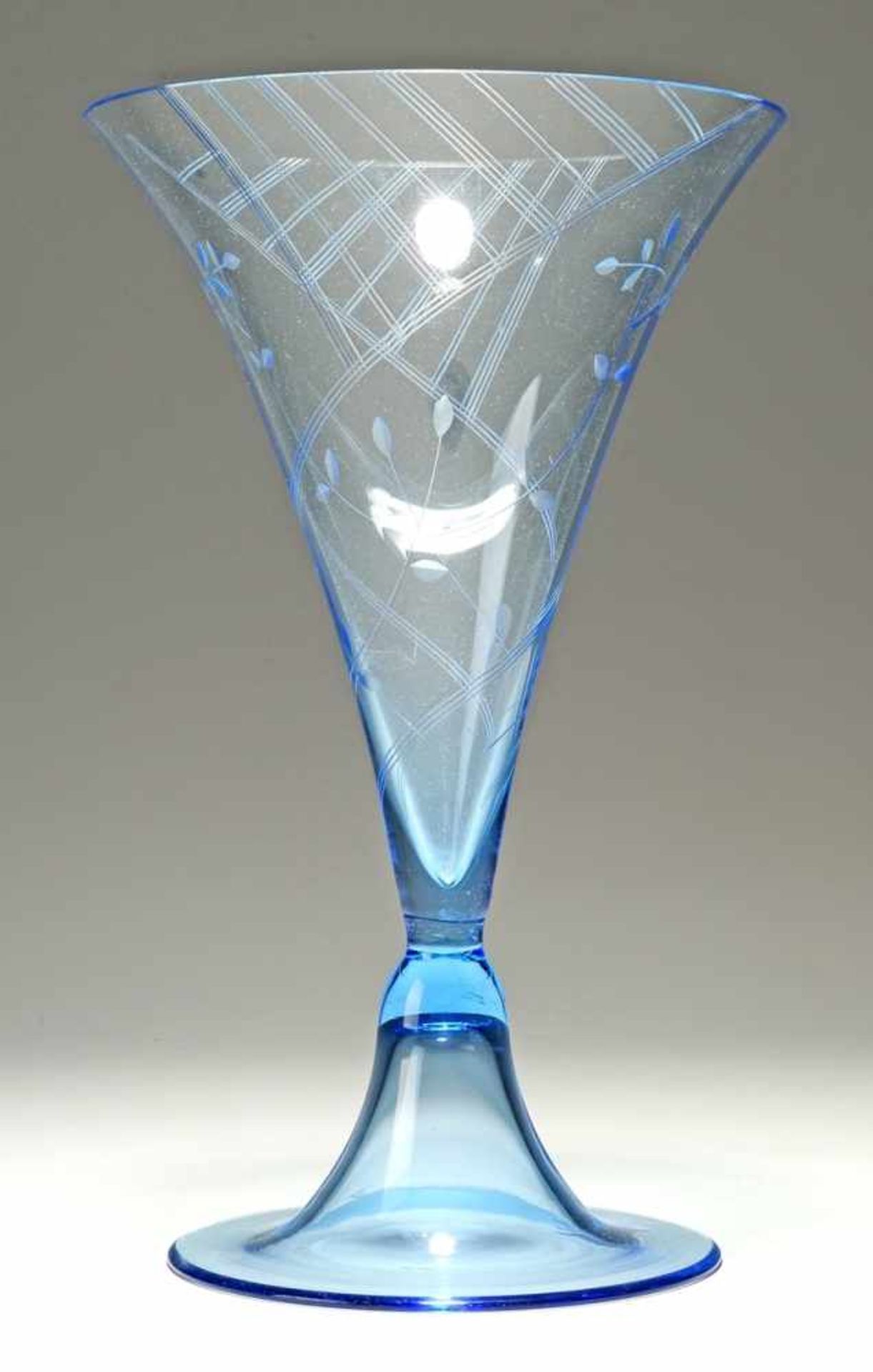 Art-Déco-Vase Hellblaues Glas. Formgeblasen. Auf ansteigendem Hohlfuß konischer Korpus mit