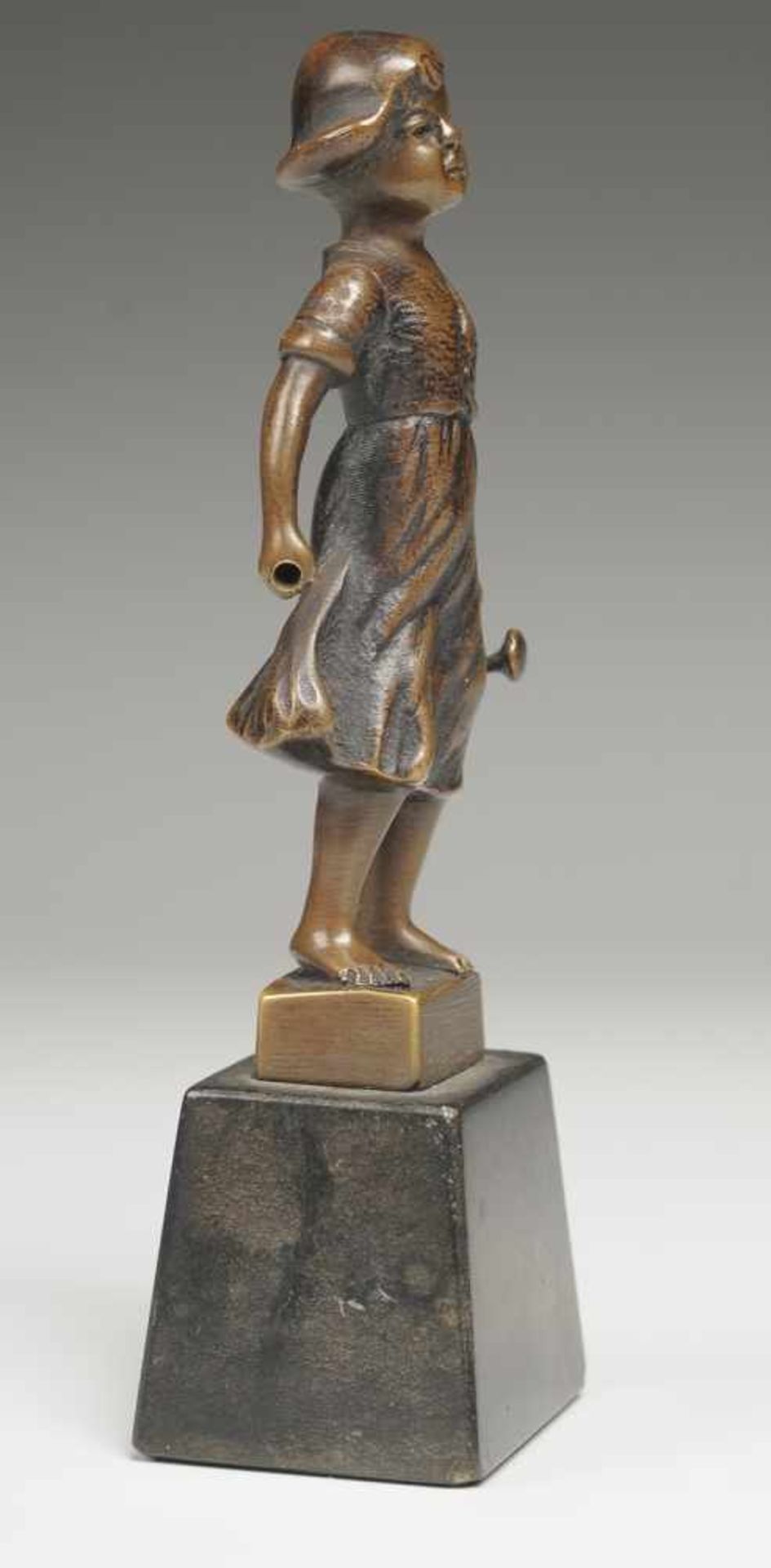 Gräfner, Ludwig (Berliner Bildhauer, um 1900) Bronze, patiniert. Auf schwarzem Sockel Figur eines - Bild 4 aus 4