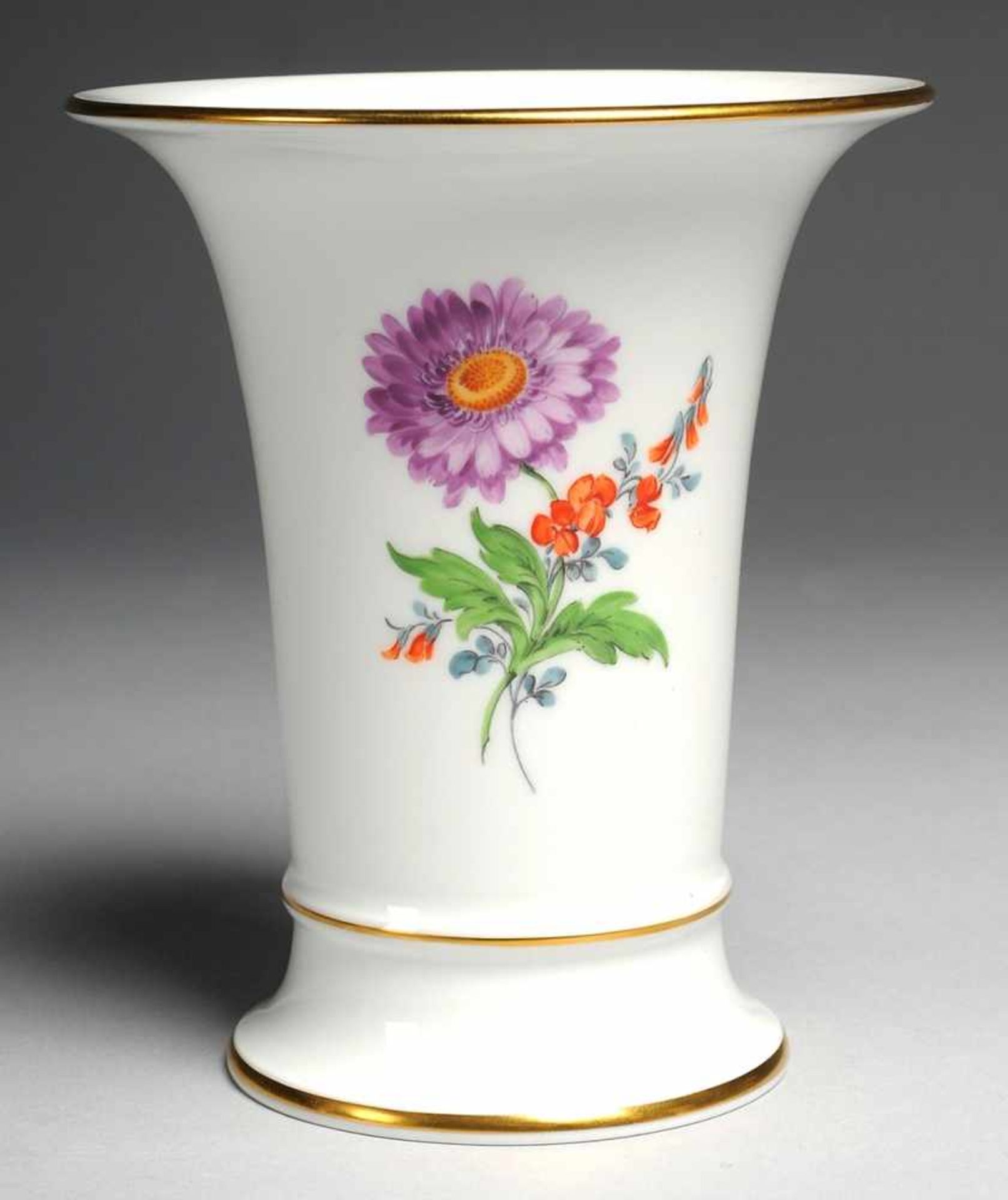 Trompetenvase mit Blumenmalerei Weiß, glasiert. Schaus. polychrome Bemalung mit Aster u. Wicke,