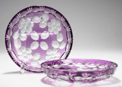 Zwei Kristallschalen Farbloses Kristallglas, violett überfangen. Formgeblasen. Flach gemuldet.