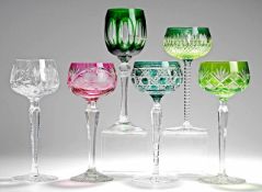 Sechs Römer Farbloses Kristallglas, part. rot bzw. grün überfangen. Formgeblasen. Scheibenfuß,