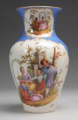 Vase mit galanten Szenen Weiß, glasiert. Ovoider Korpus mit zylindrischem Hals u. ausgezogener