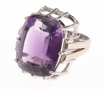 Amethyst-Ring 585er WG. Flache, an der Schulter 2-geteilte Ringschiene. Am Ringkopf über hohem,