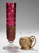Vase und Becher Farbloses u. rotes Glas. Formgeblasen. Auf Scheibenfuß schmaler zylindrischer