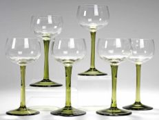 Sechs Weingläser Farbloses u. grünes Glas. Formgeblasen. Scheibenfuß, schlanker Schaft. Bauchige,