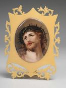 Religiöse Miniaturmalerei Ovales Porzellanmedaillon mit polychromer Bemalung, Christus als